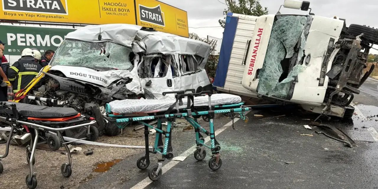 Tekirdağ'da işçi servisiyle kamyon çarpıştı: 3 kişi hayatını kaybetti