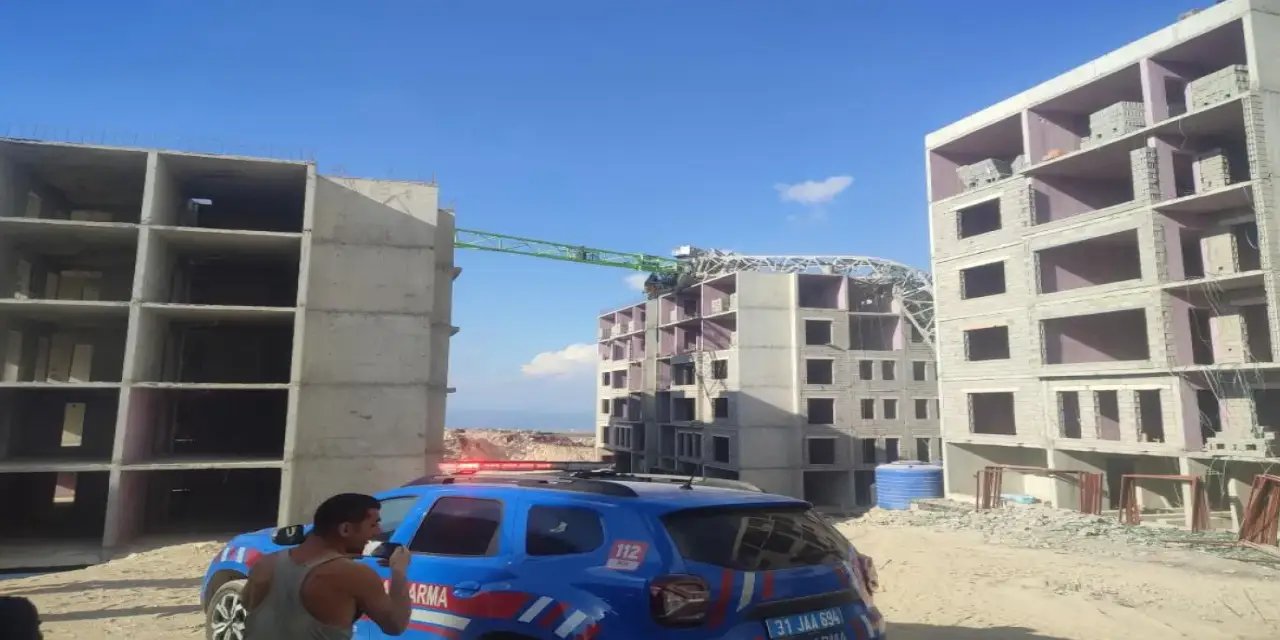 Hatay'da bir binanın üzerine vinç devrildi