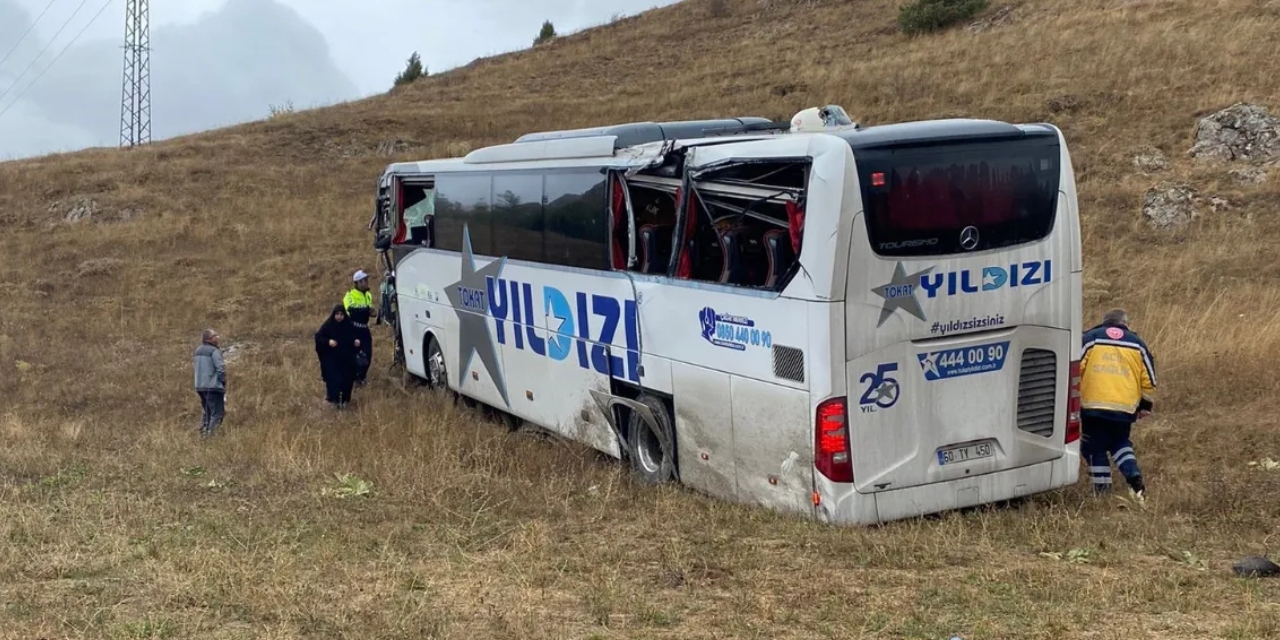 Sivas’ta yolcu otobüsü tırla çarpıştı: Çok sayıda yaralı var