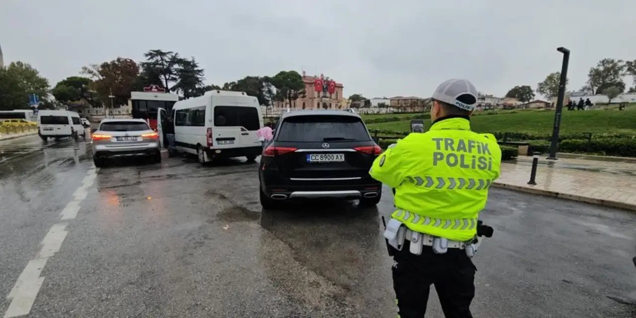 Edirne'de yola dökülen yağ nedeniyle 4 araç birbirine girdi