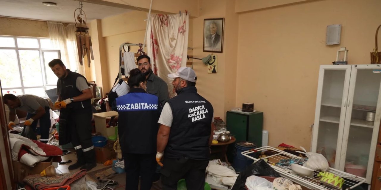 Kocaeli'de bir evden 2 kamyon çöp çıktı