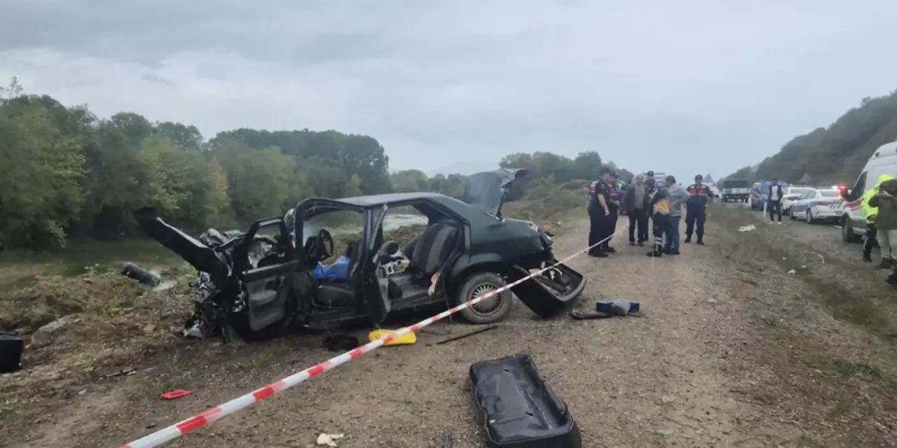 Bartın'da otomobil ile tır çarpıştı: Karı koca hayatını kaybetti