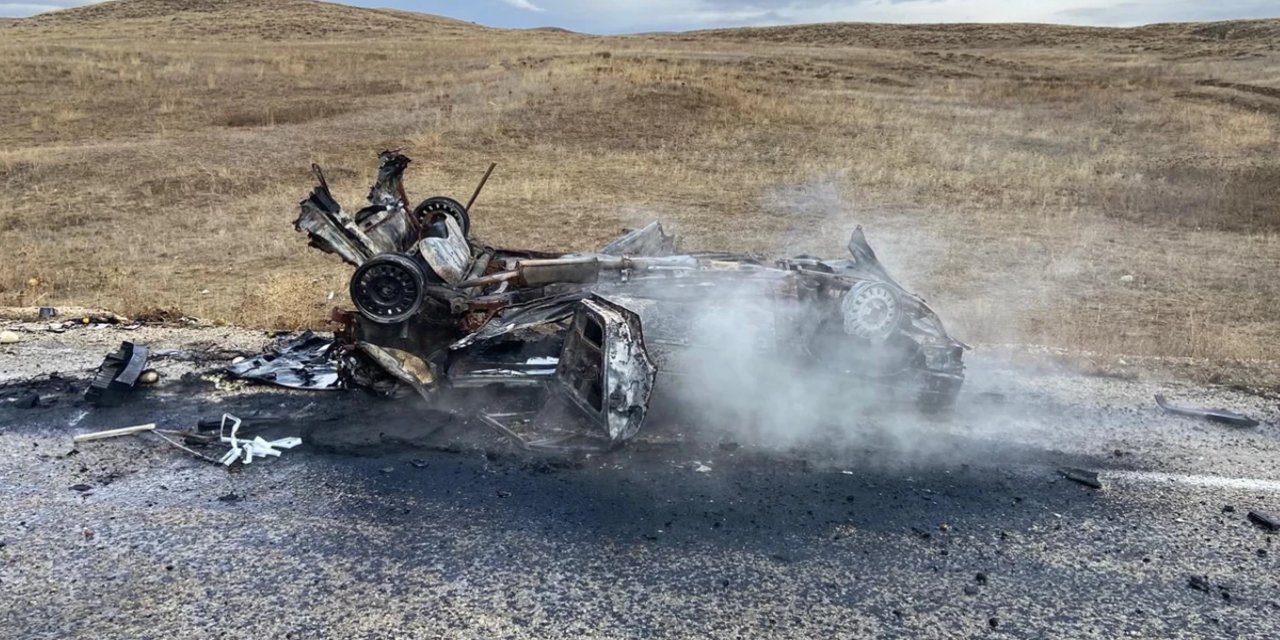 Bayburt'ta otomobil şarampole devrildi: Ölü ve yaralılar var