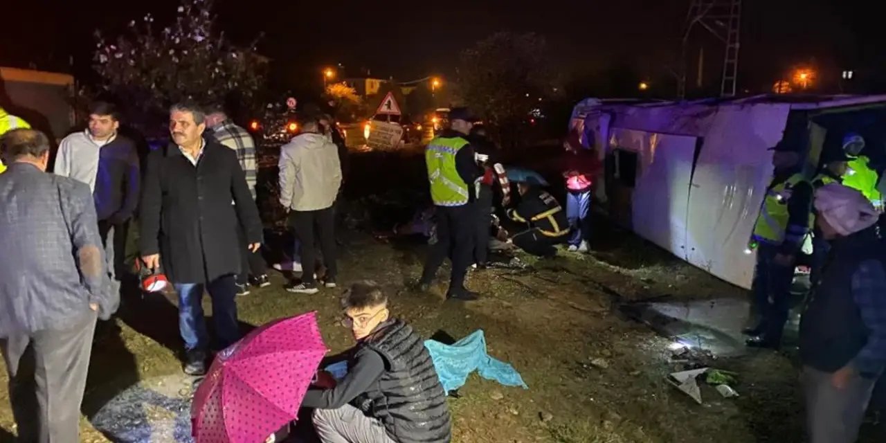 Kastamonu'da tur midibüsü devrildi: Çok sayıda yaralı var
