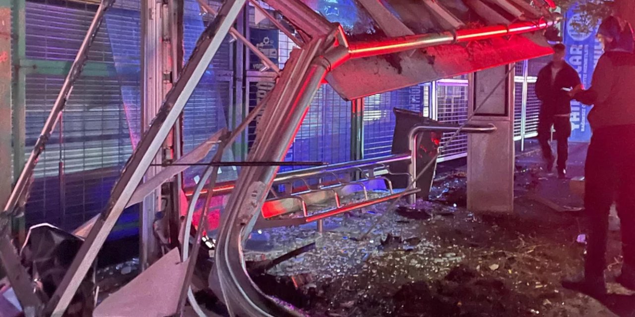 İstanbul'da bir otomobil durağa daldı