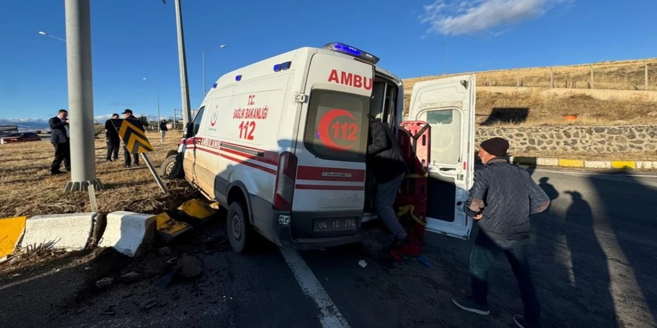 Ağrı'da ambulans ile kamyonet çarpıştı: 7 yaralı