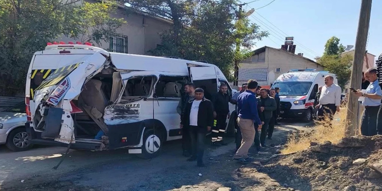 Yolcu treni okul servisine çarptı; 17 öğrenci yaralandı