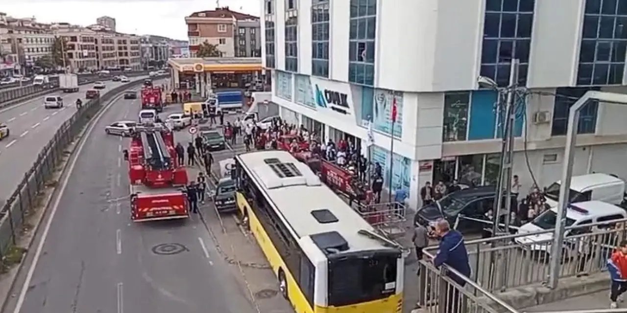 İstanbul'da İETT otobüsü durağa daldı: Çok sayıda yaralı var