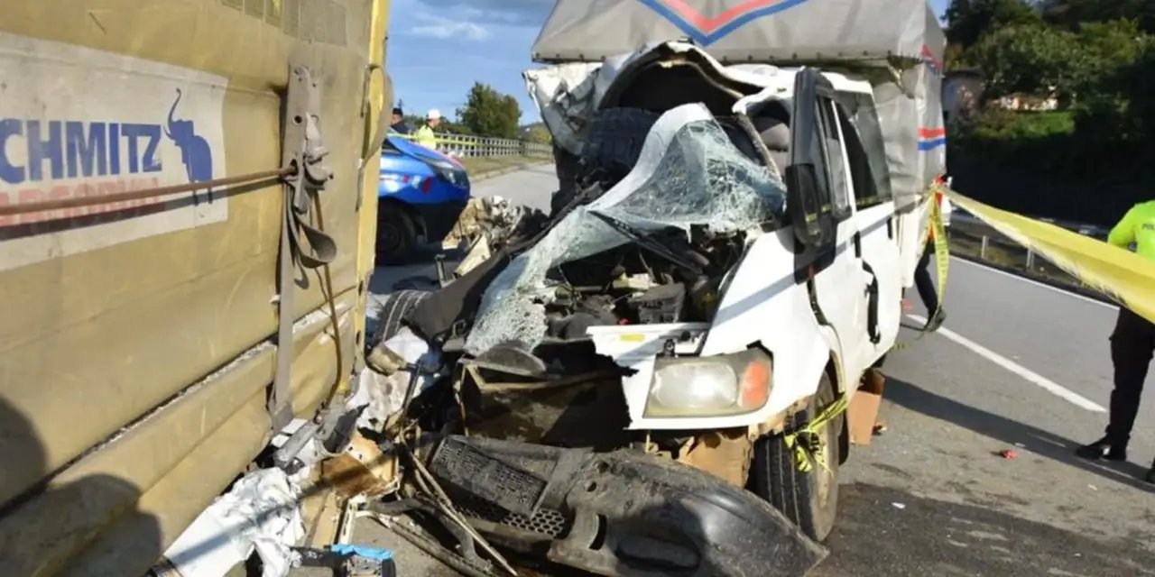 Giresun'da minibüs tıra çarptı: 1 ölü 2 yaralı