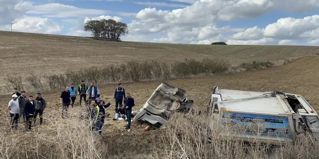 Tekirdağ'da çöp kamyonu şarampole uçtu: 3 işçi yaralandı