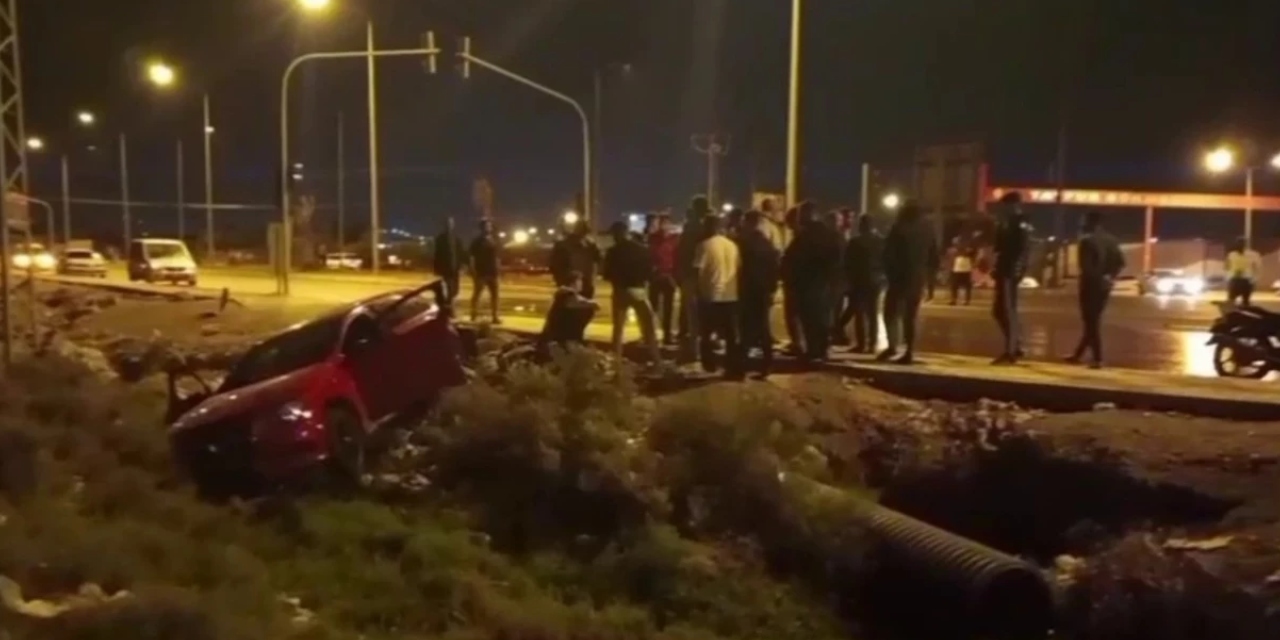 Hatay'da iki otomobilin çarpıştığı kazada 3 kişi yaralandı