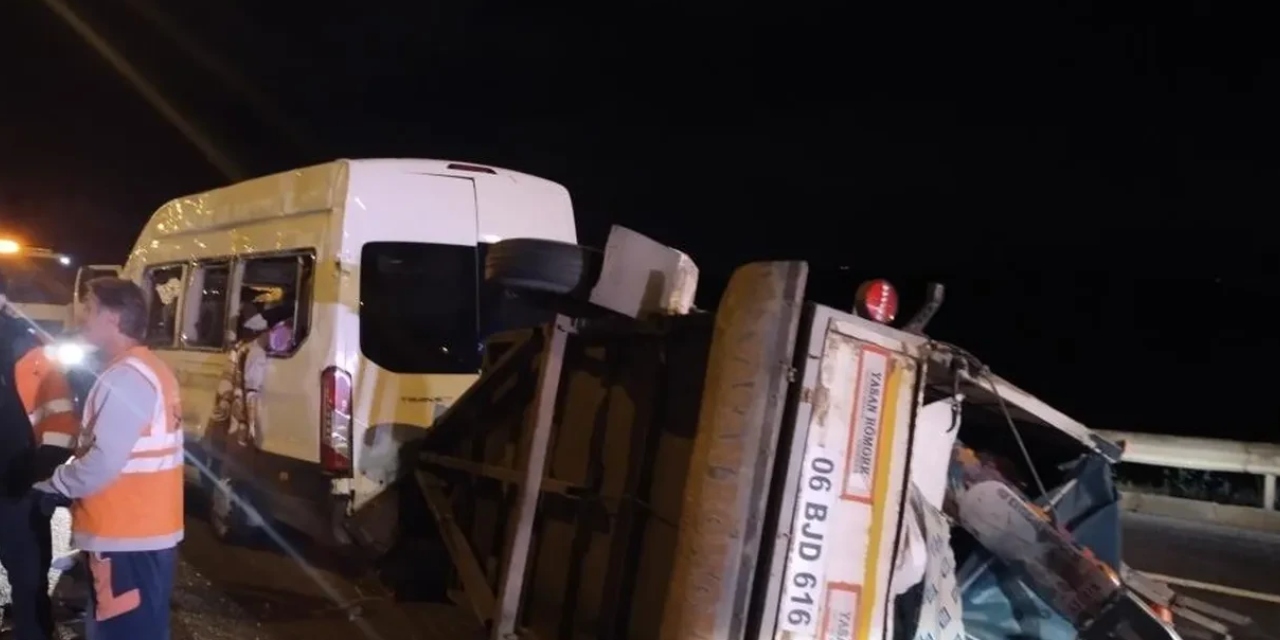 Beykoz'da servis minibüsü devrildi: Yaralılar var