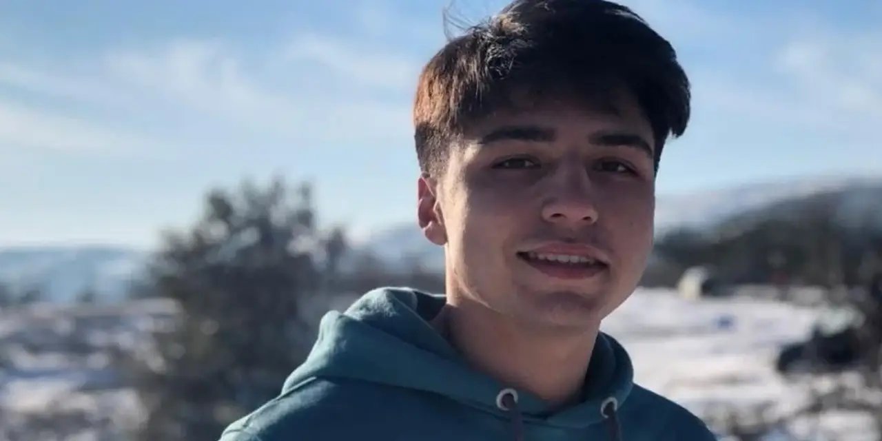 21 yaşındaki Mert halı sahada kalp krizi geçirerek hayatını kaybetti