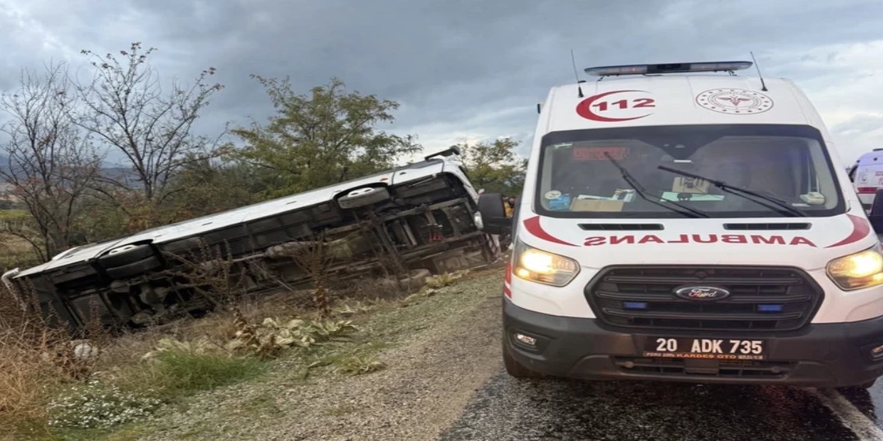 Denizli'de tur otobüsü şarampole yuvarlandı: Ölü ve yaralılar var