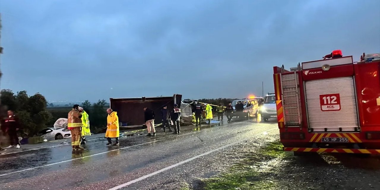 Kontrolden çıkan kamyonet 2 kişinin ölümüne neden oldu