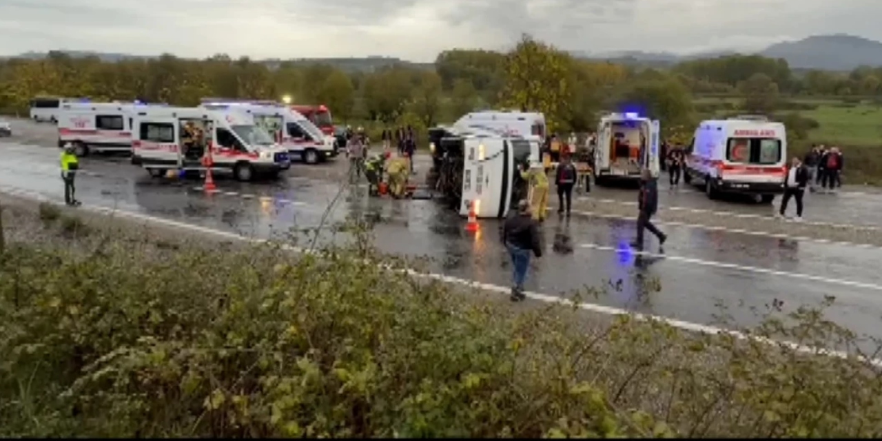 Bartın'da işçi servisi devrildi: Ölü ve yaralılar var