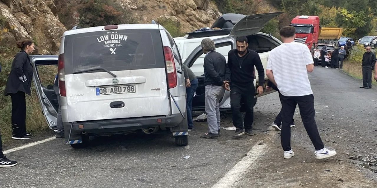 Artvin'de zincirleme kaza: 4 kişi yaralandı