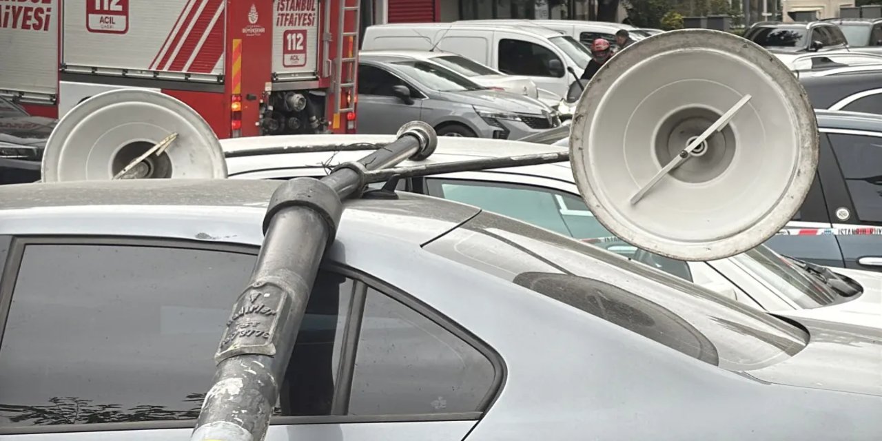 İstanbul'da şiddetli rüzgar: Ağaç ve elektrik direği aracın üzerine devrildi