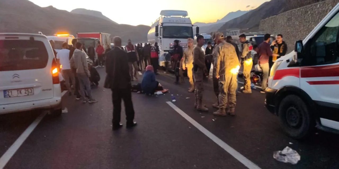 Van'da yakıt tankeri ile otomobil çarpıştı: 2 ölü 4 yaralı