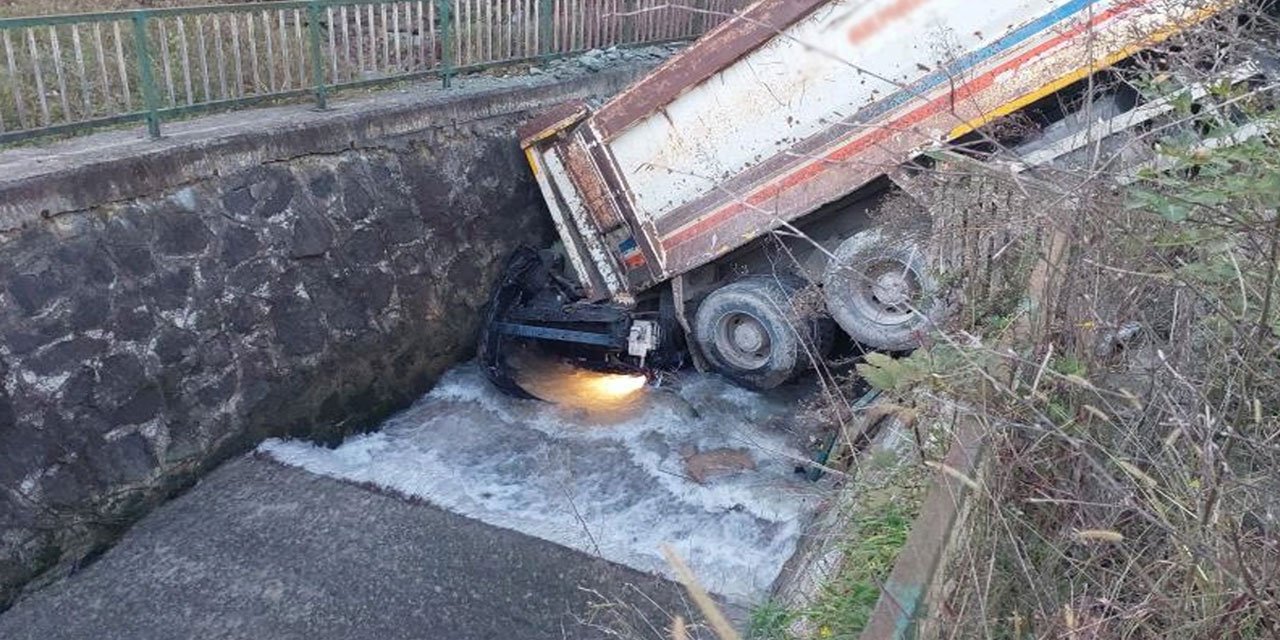 Rize'de geri geri kayan kamyon, dere yatağına düştü