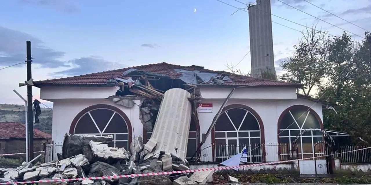 Ankara'da bir caminin minaresi yıkıldı