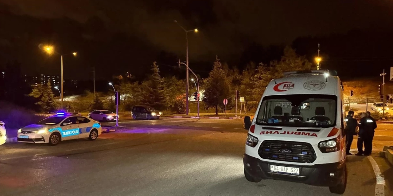 Uşak'ta otomobil ile motosiklet çarpıştı: 2 kişi yaralandı