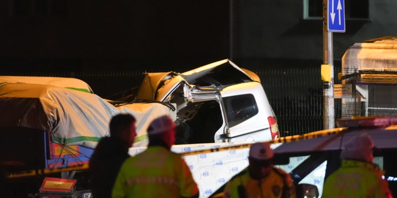 Sultanbeyli'de polisten kaçan araç TIR'a çarptı: 1 kişi hayatını kaybetti