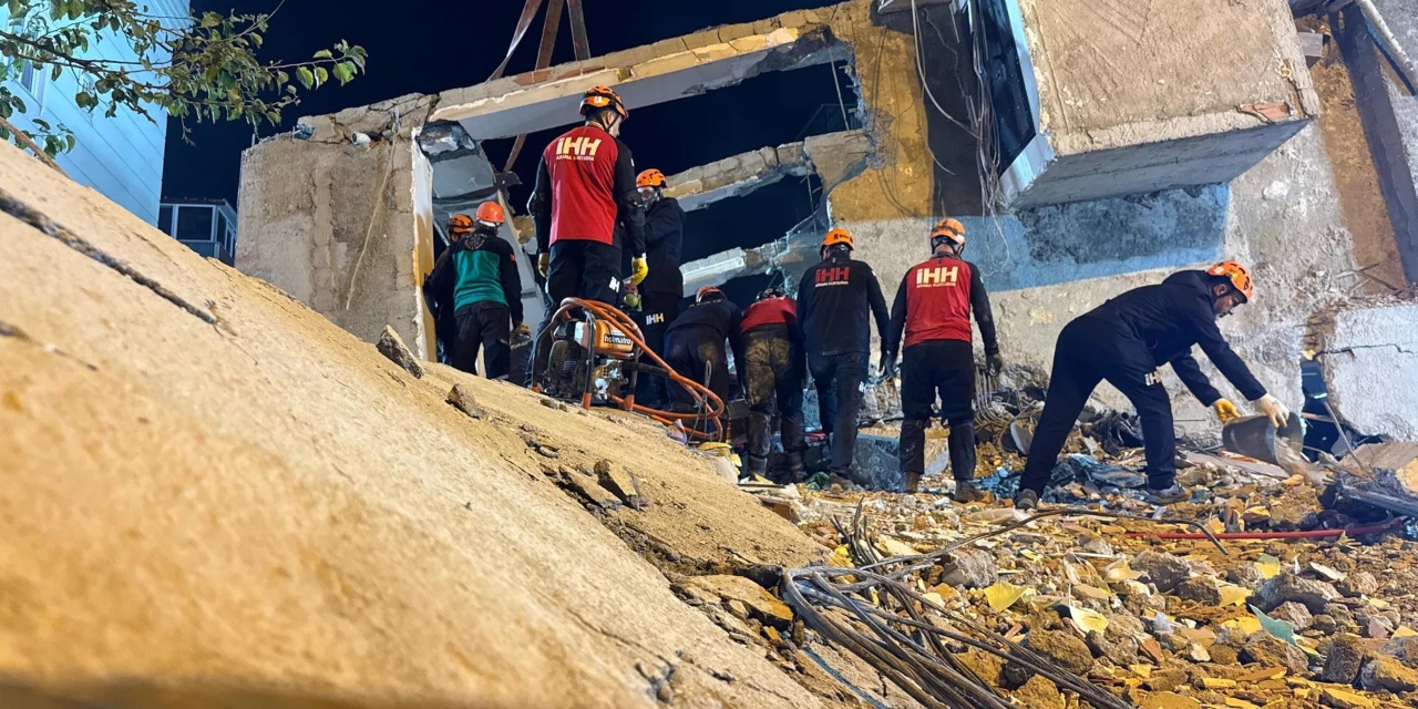 Enkaz altında kimse kalmadı: Babanın ardından annenin de cansız bedeni çıkarıldı