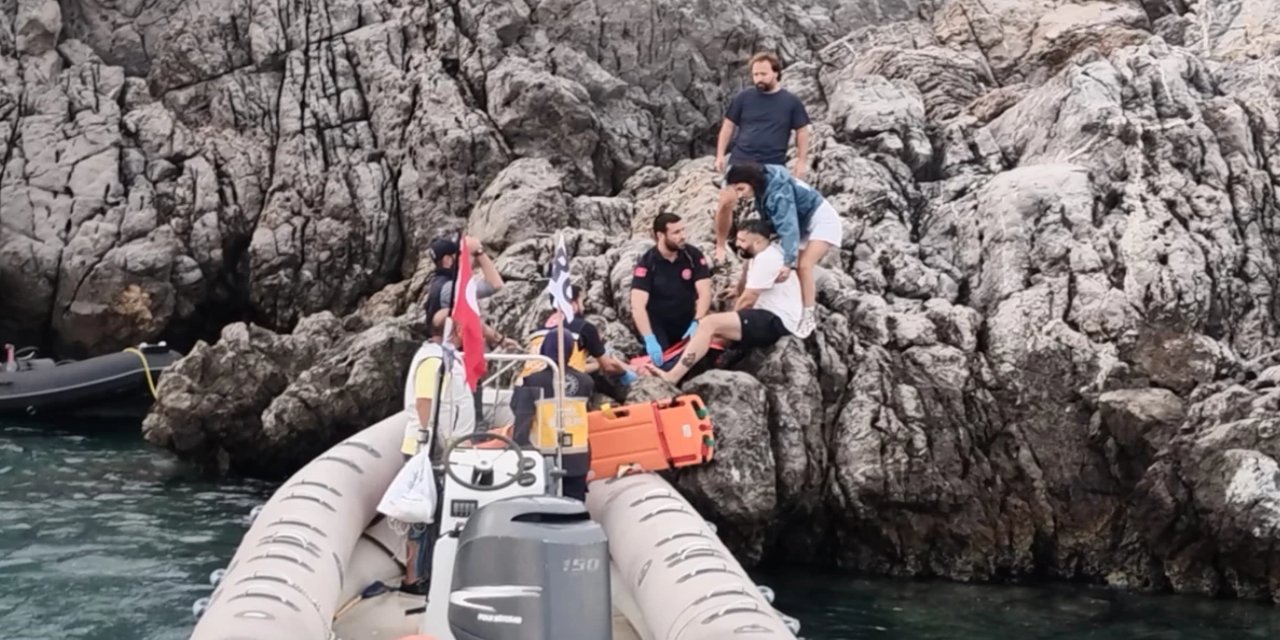 Bodrum'da bot kayalıklara çarptı: 4 kişi yaralandı