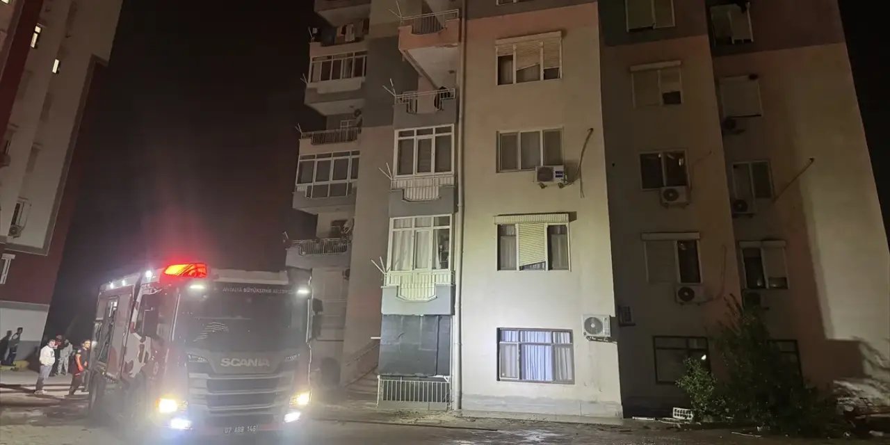 Antalya'da 10 katlı binada patlama: 1 yaralı