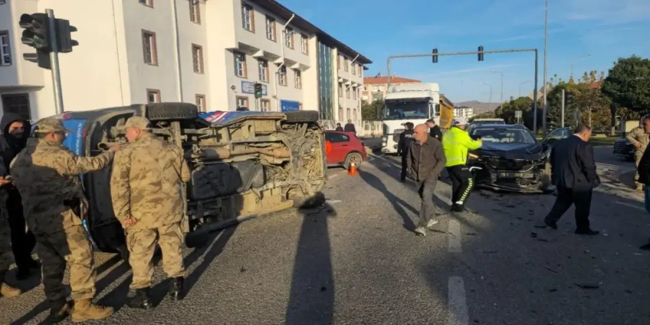 Gümüşhane'de makam aracıyla jandarma minibüsü çarpıştı: 2 asker yaralı
