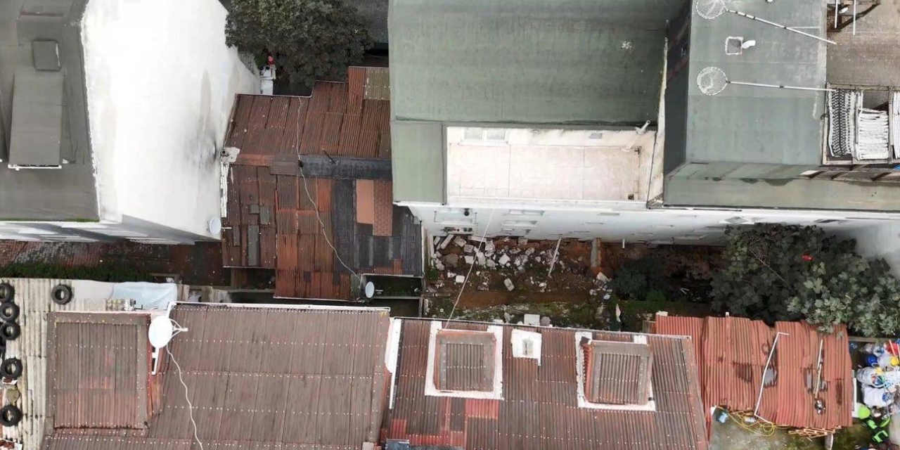 Arnavutköy'de istinat duvarı yıkıldı: 2 bina tahliye edildi