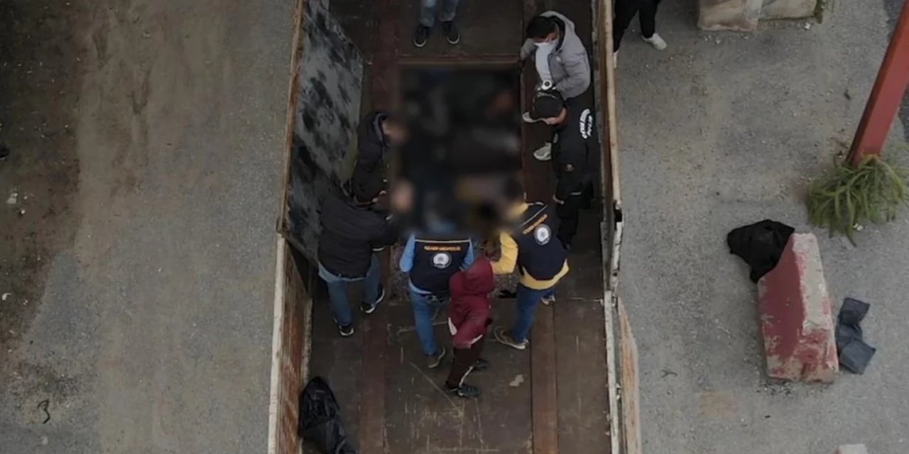Bitlis'te tırın dorsesinde gizli bölmede 20 göçmen yakalandı