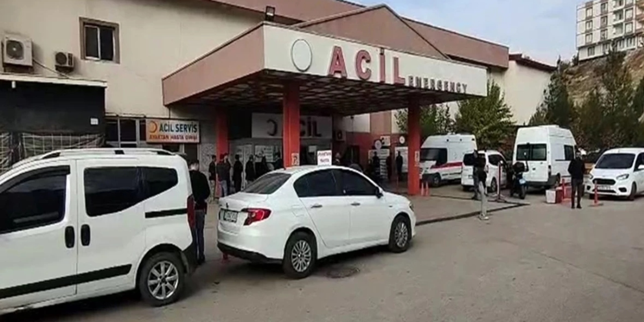Şırnak'ta minibüsle hafif ticari araç çarpıştı: 13'ü çocuk 19 yaralı