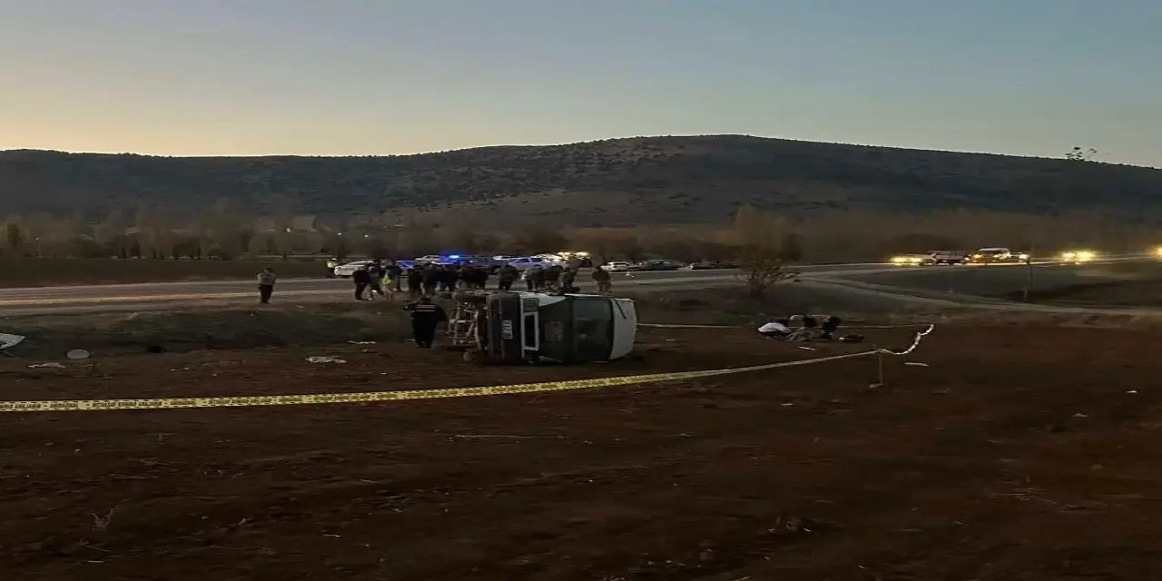 Kahramanmaraş'ta minibüs takla attı: 2 ölü 7 yaralı