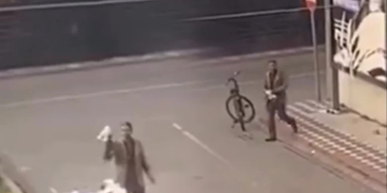 10 Kasım'da çirkin saldırı: Atatürk afişini yırttı gözaltına alındı