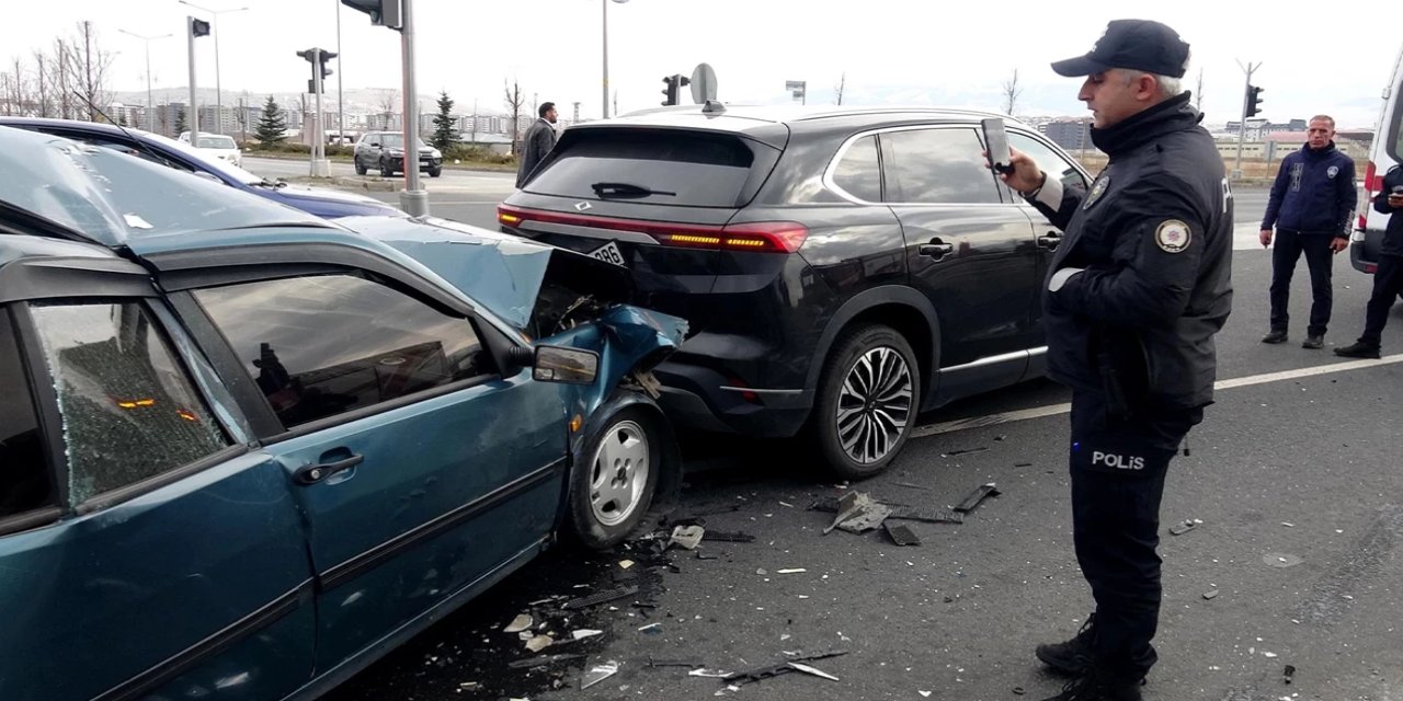Erzurum'da zincirleme trafik kazası: 2 kişi yaralandı