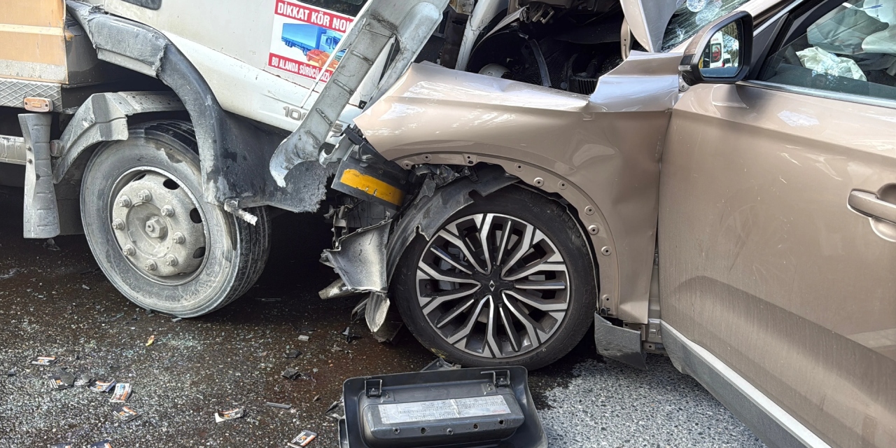 Sarıyer’de ciple beton dökme kamyonu kafa kafaya çarpıştı: 3 kişi yaralandı