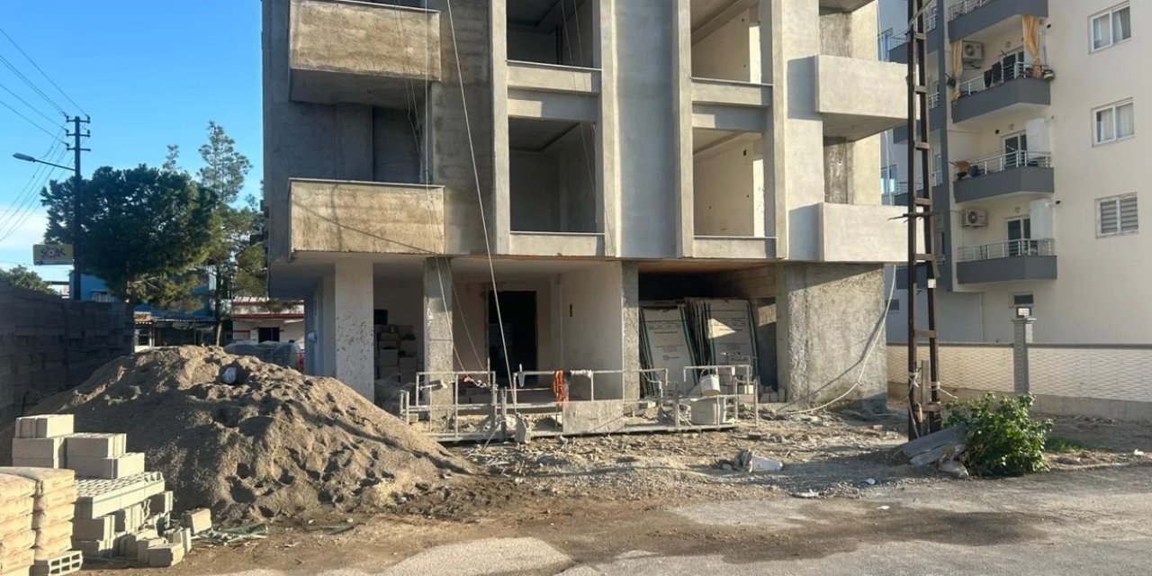 Adana'da 4.kattan düşen inşaat işçisi hayatını kaybetti