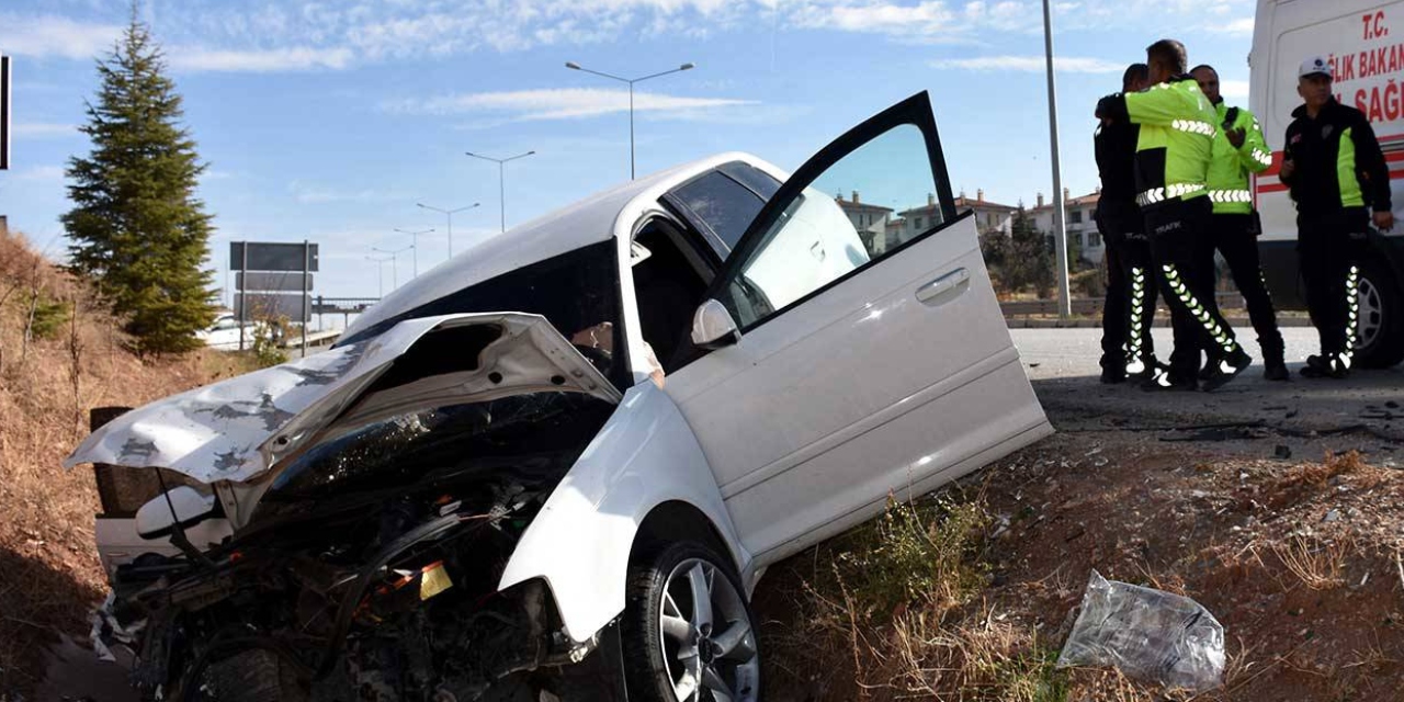 Kırıkkale'de otomobil ile hafif ticari araç çarpıştı: 8 kişi yaralandı