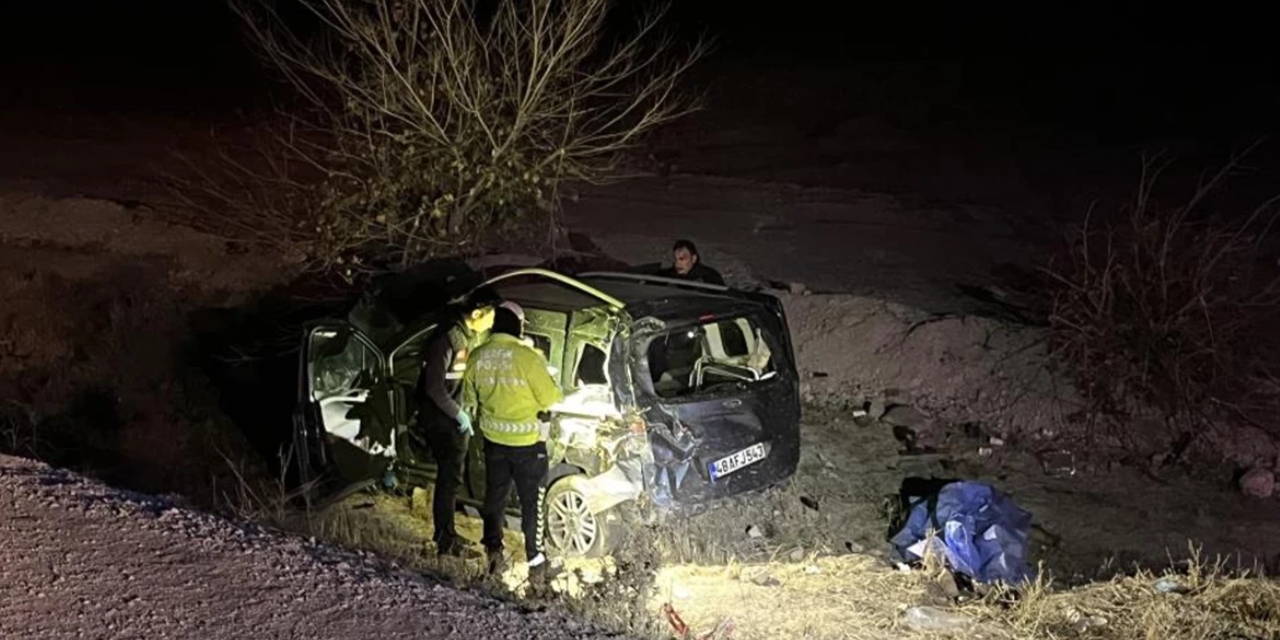 Hafif ticari araç şarampole devrildi: Ölü ve yaralılar var