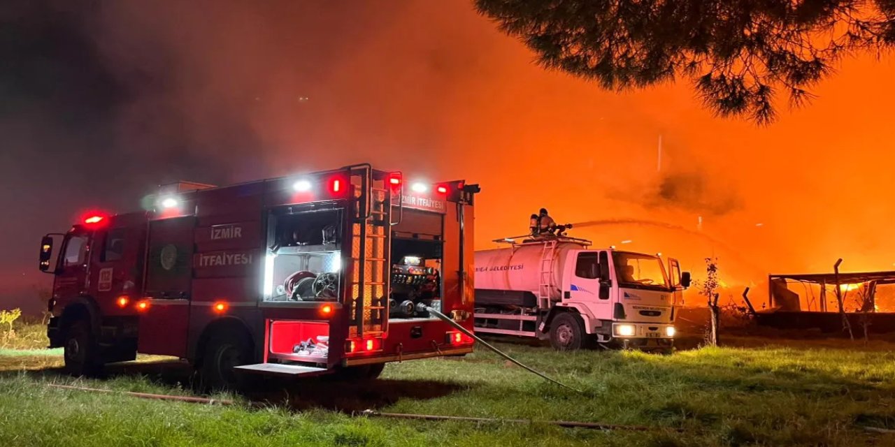 İzmir'de çöp depolama alanında büyük yangın
