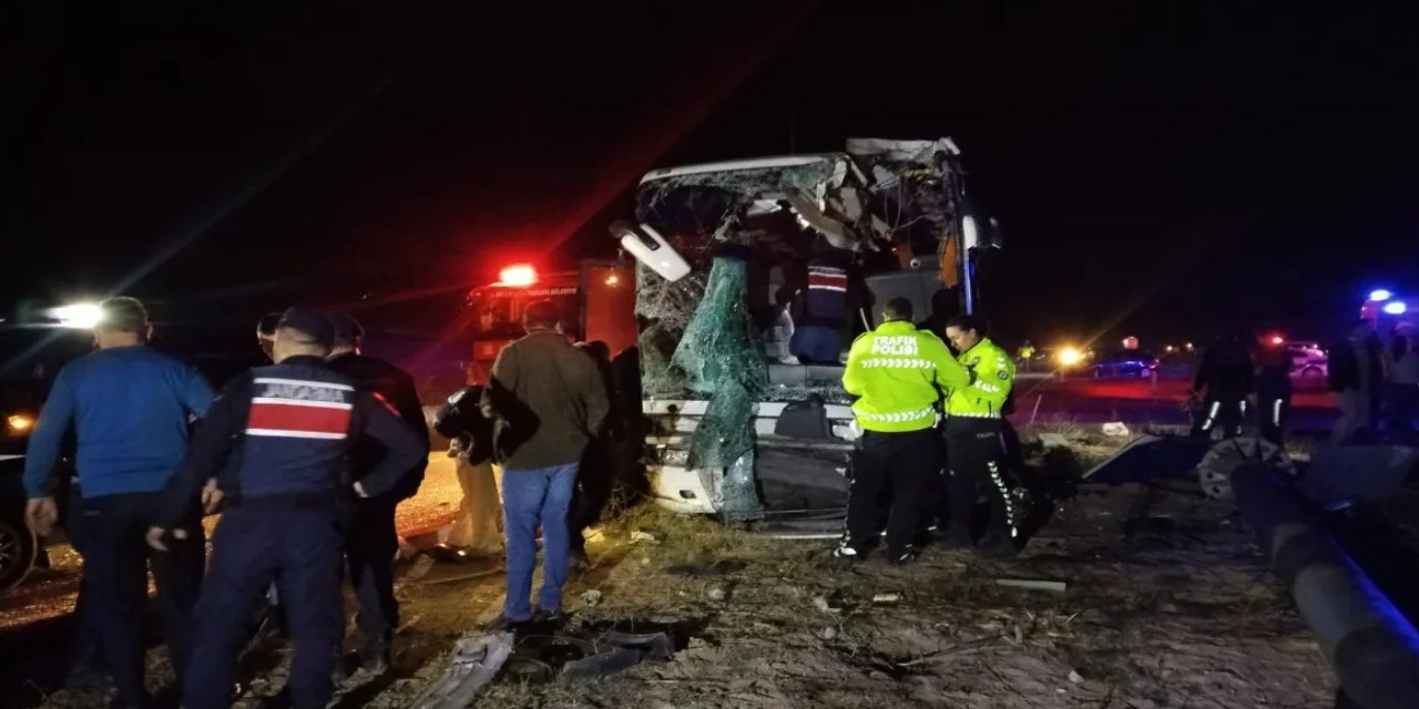Uşak yolunda otobüs ile minibüs çarpıştı: Çok sayıda yaralı var