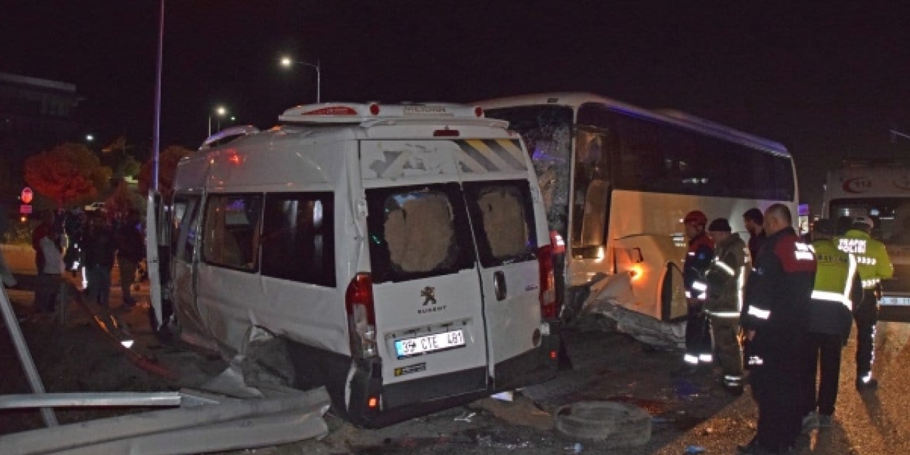 İzmir'den son dakika: Trafik kazasında 13 kişi yaralandı