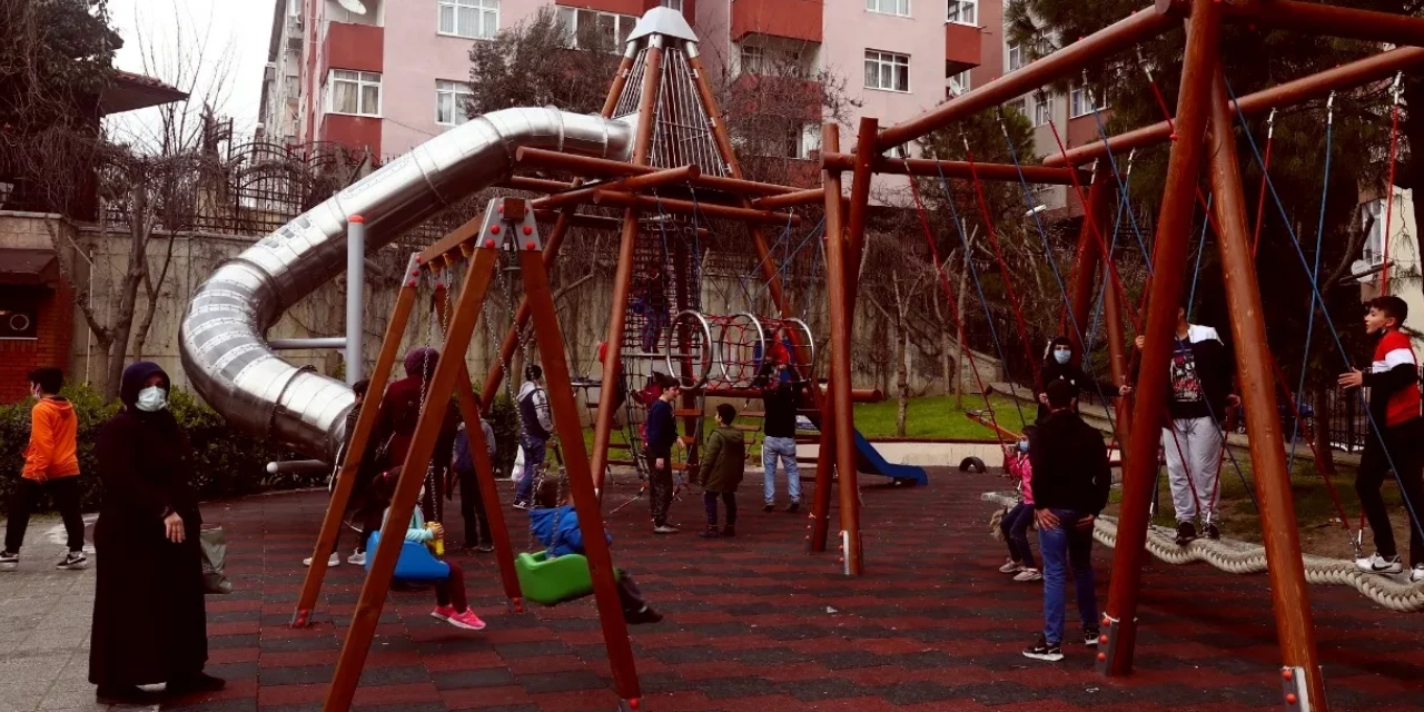 Parkta oynayan 4 çocuk elektrik akımına kapıldı