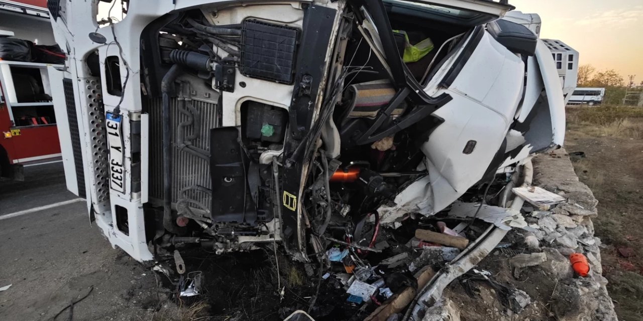 Mersin'de tır ile otomobil çarpıştı: 1 ölü 2 yaralı