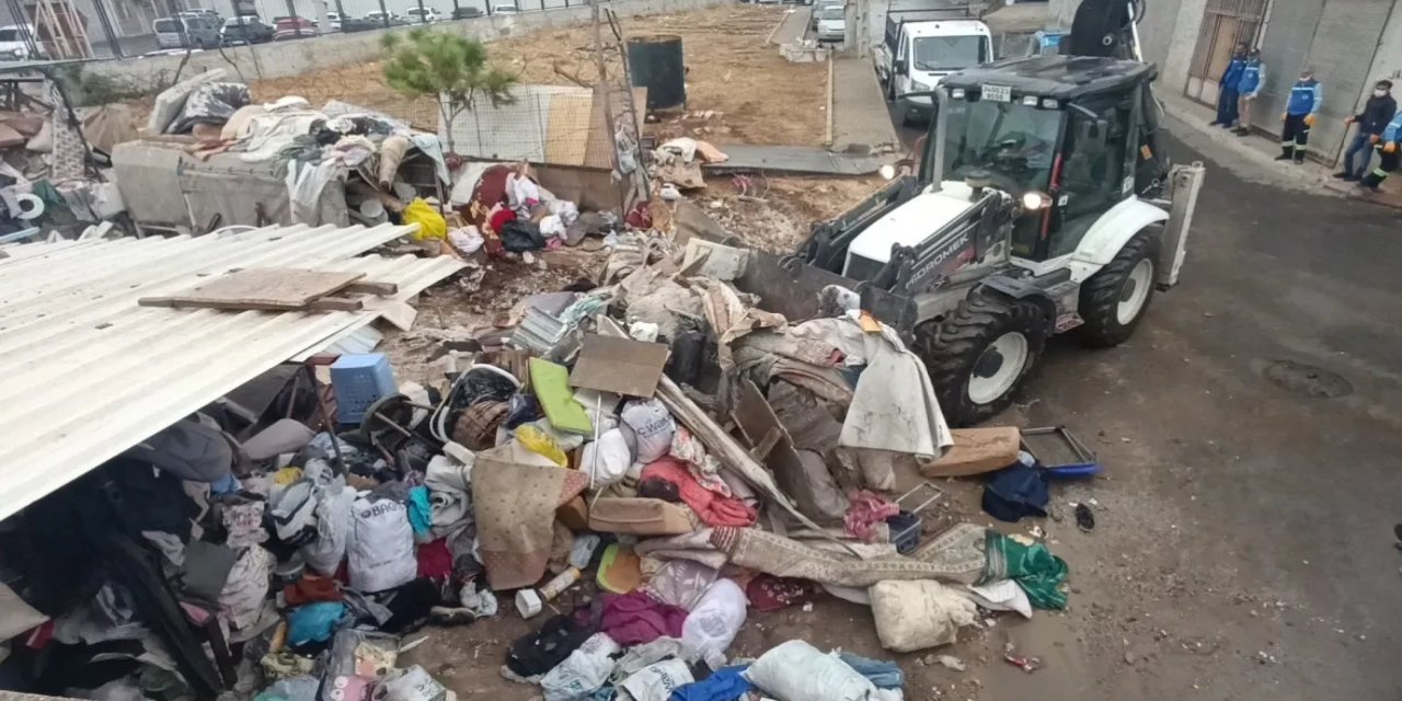 Mersin'de bir evden 10 kamyon çöp boşaltıldı