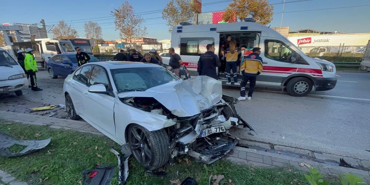 Bursa'da yarış yapan 2 otomobil belediye otobüsüne çarptı: Çok sayıda yaralı var