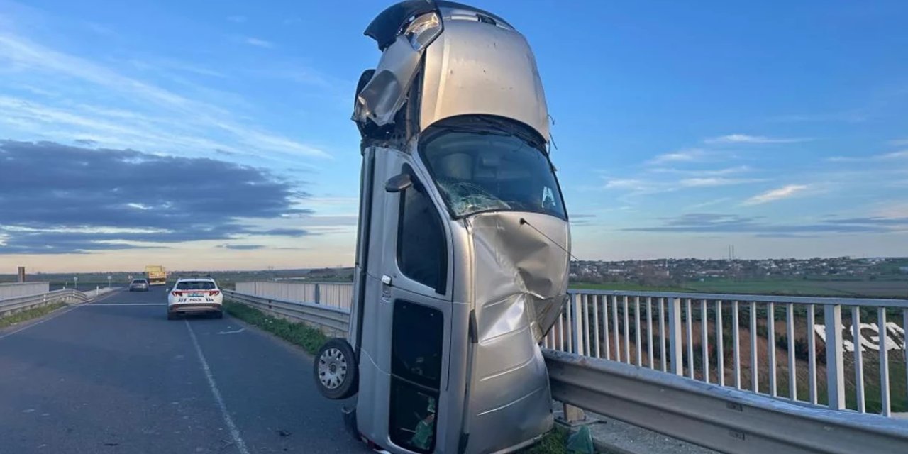 Tekirdağ'da bariyere çarpan araç dik durdu: 2 yaralı