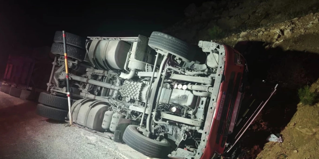 Şarampole devrilen tırın sürücüsü hayatını kaybetti